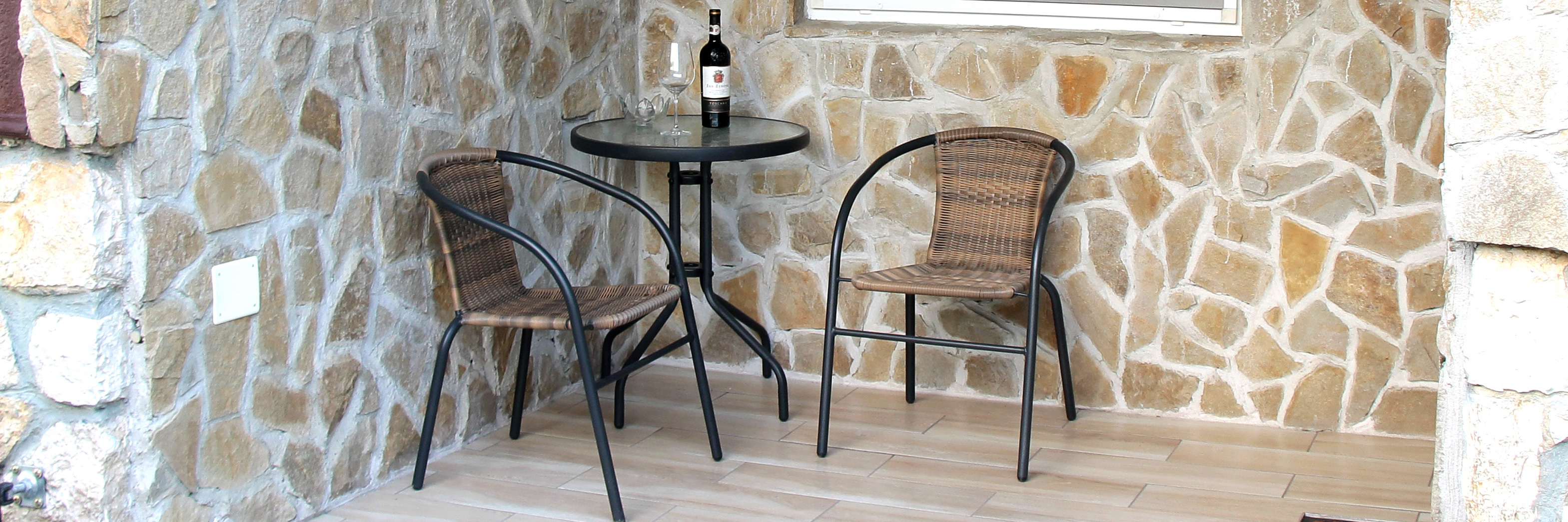 kávézó asztal székekkel a teraszon