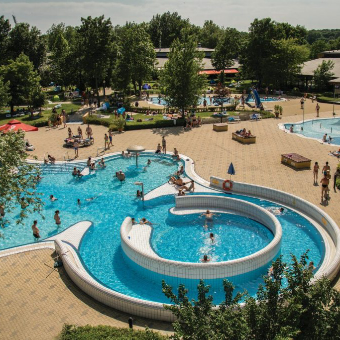 Pápa termák fürdő egy medencéje, pápa környéki látnivalók